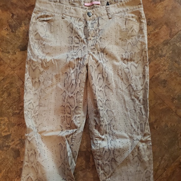 size 8 capri snake skin print